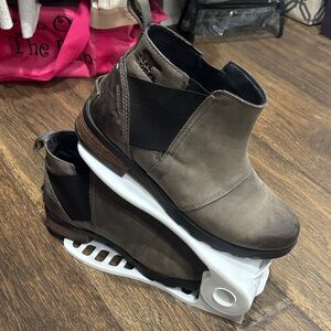 Sorel Women's Ankle Boots in Taupe and Black